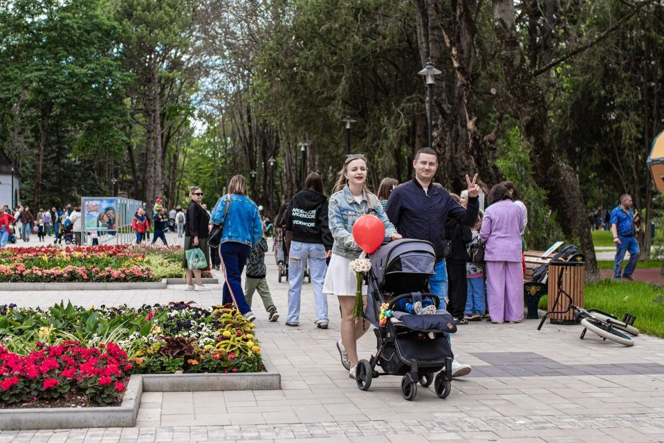 В Детском парке города Симферополь прошёл яркий и добрый праздник, посвящённый Международному дню защиты детей В Детском парке города Симферополь прошёл яркий и добрый праздник, посвящённый Международному дню защиты детей