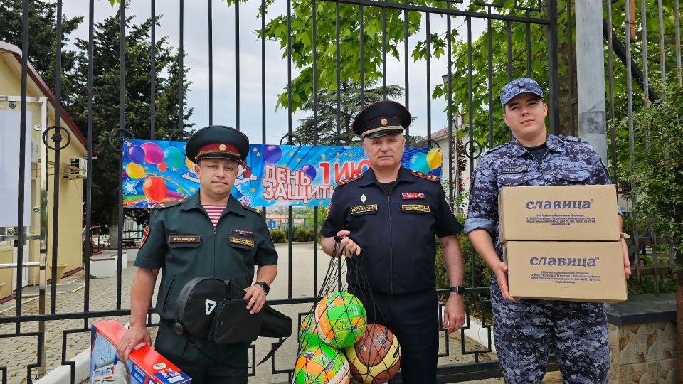 Росгвардейцы поздравили с двойным праздником воспитанников социального приюта Росгвардейцы поздравили с двойным праздником воспитанников социального приюта