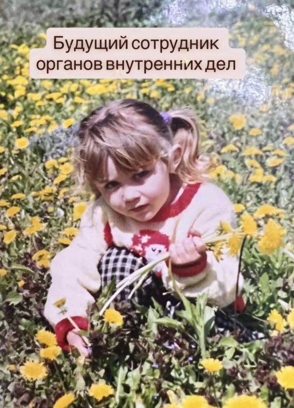 В День защиты детей сотрудники МВД по Республике Крым присоединяются ко Всероссийскому фотофлешмобу «Великое начинается с детства»! В День защиты детей сотрудники МВД по Республике Крым присоединяются ко Всероссийскому фотофлешмобу «Великое начинается с детства»!