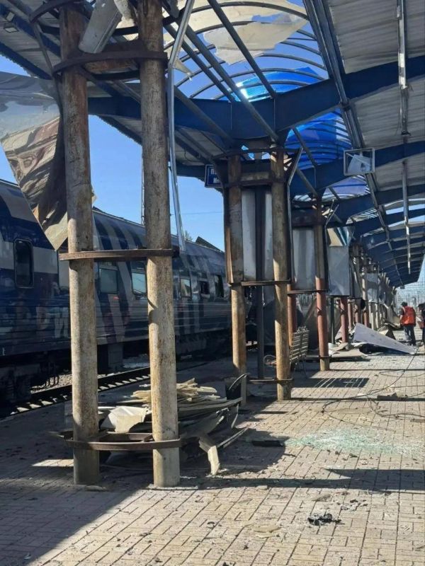 Укродрон атаковал в Крыму местную электричку на вокзале в Джанкое Укродрон атаковал в Крыму местную электричку на вокзале в Джанкое