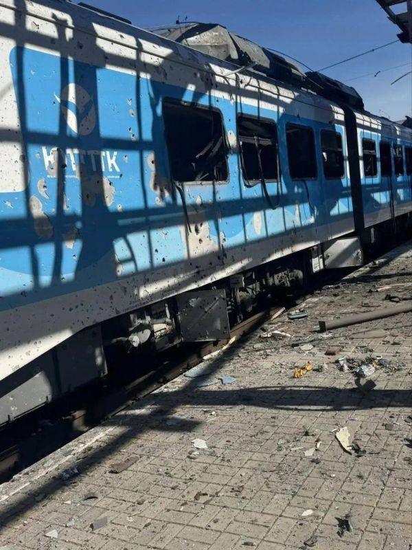 Укродрон атаковал в Крыму местную электричку на вокзале в Джанкое Укродрон атаковал в Крыму местную электричку на вокзале в Джанкое