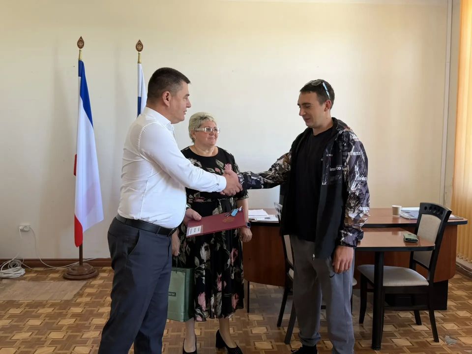 Первый заместитель главы администрации Бахчисарайского района Энвер Аблаев вручил ключи от жилых помещений трем жителям Бахчисарайского района из числа детей-сирот и лиц, оставшихся без попечения родителей Первый заместитель главы администрации Бахчисарайского района Энвер Аблаев вручил ключи от жилых помещений трем жителям Бахчисарайского района из числа детей-сирот и лиц, оставшихся без попечения родителей