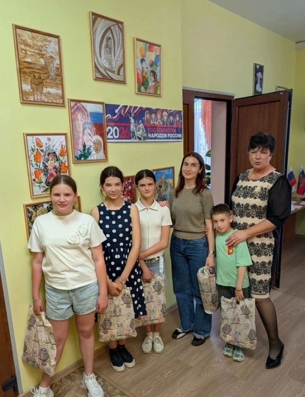 В рамках празднования Дня защиты детей Алуштинский отдел ЗАГС открыл выставку детских рисунков В рамках празднования Дня защиты детей Алуштинский отдел ЗАГС открыл выставку детских рисунков
