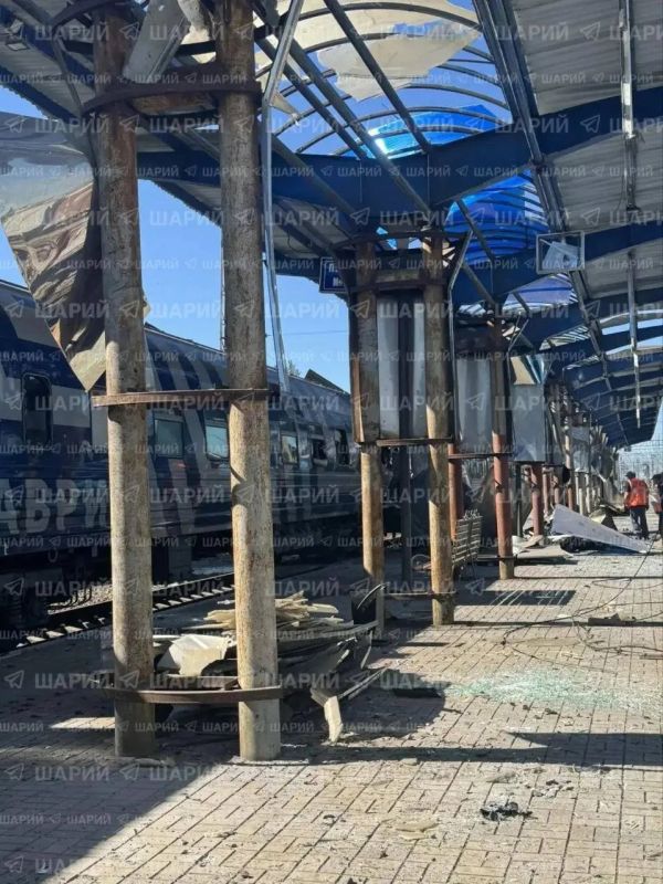 Последствия удара БПЛА по междугородней электричке на ж/д вокзале в Джанкое в Крыму Последствия удара БПЛА по междугородней электричке на ж/д вокзале в Джанкое в Крыму