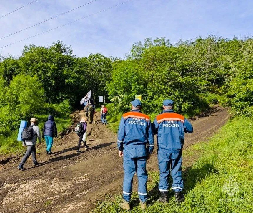 Сотрудники МЧС России обеспечили безопасность участников крестного хода на Чатыр-Даг Сотрудники МЧС России обеспечили безопасность участников крестного хода на Чатыр-Даг