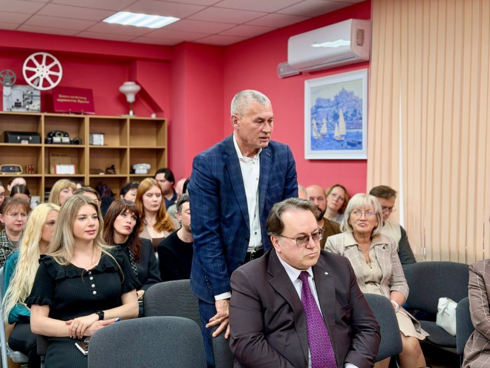 Юрий Нестеренко: В ходе встречи с коллективом Государственного комитета по делам архивов Республики Крым, обсудили большую просветительская работу государственных и муниципальных архивов, в том числе с молодёжью Юрий Нестеренко: В ходе встречи с коллективом Государственного комитета по делам архивов Республики Крым, обсудили большую просветительская работу государственных и муниципальных архивов, в том числе с молодёжью