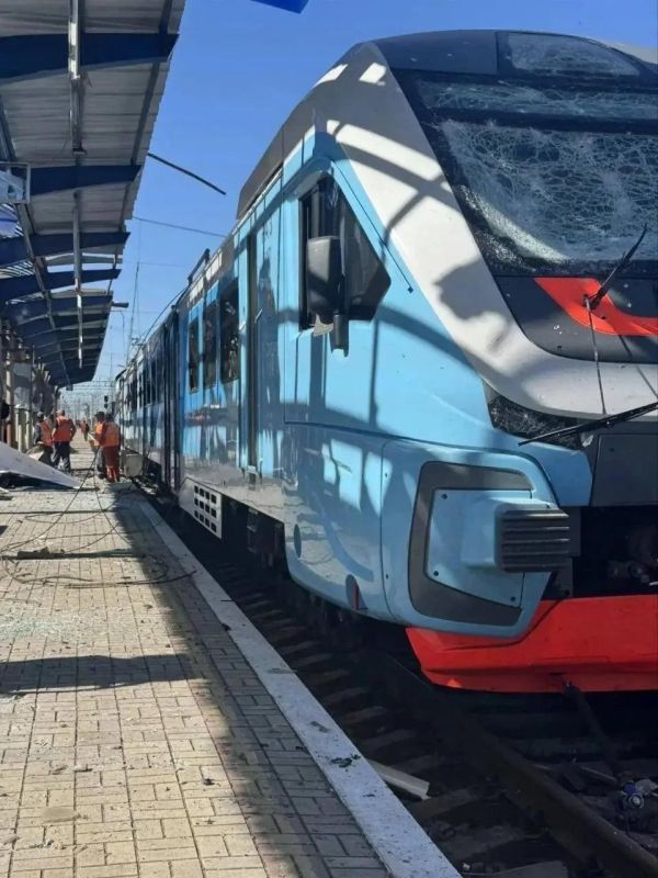 Последствия удара БПЛА по междугородней электричке на ж/д вокзале в Джанкое в Крыму Последствия удара БПЛА по междугородней электричке на ж/д вокзале в Джанкое в Крыму
