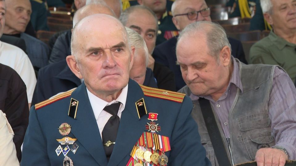 Верные слову офицера. Симферопольскому высшему военно-политическому строительному училищу – 59 лет, а первому выпуску – 55. Те, кто закончили вуз в 1971-м, встретились, чтобы вспомнить годы учёбы и своих преподавателей Верные слову офицера. Симферопольскому высшему военно-политическому строительному училищу – 59 лет, а первому выпуску – 55. Те, кто закончили вуз в 1971-м, встретились, чтобы вспомнить годы учёбы и своих преподавателей