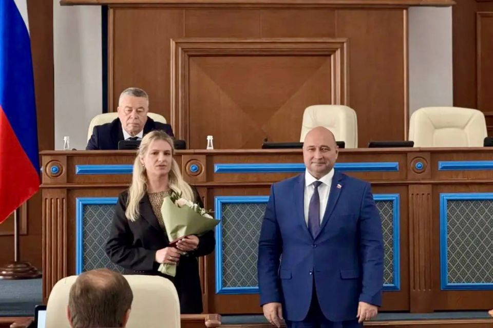 Владимир Немцев: Пленарное заседание Законодательного Собрания открылось торжественным вручением удостоверения мирового судьи судебного участка № 10 Гагаринского судебного района города Севастополя Шкарпет Маргарите Олеговне