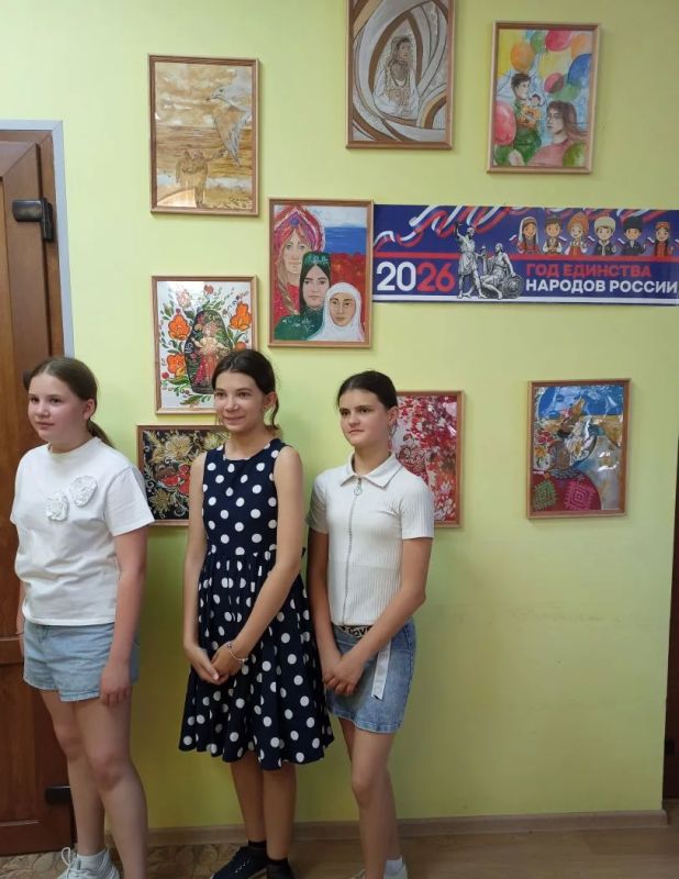 В рамках празднования Дня защиты детей Алуштинский отдел ЗАГС открыл выставку детских рисунков В рамках празднования Дня защиты детей Алуштинский отдел ЗАГС открыл выставку детских рисунков