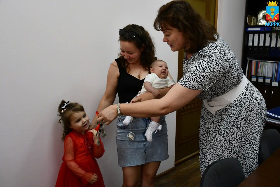 Вручили ключи от жилья детям-сиротам Вручили ключи от жилья детям-сиротам
