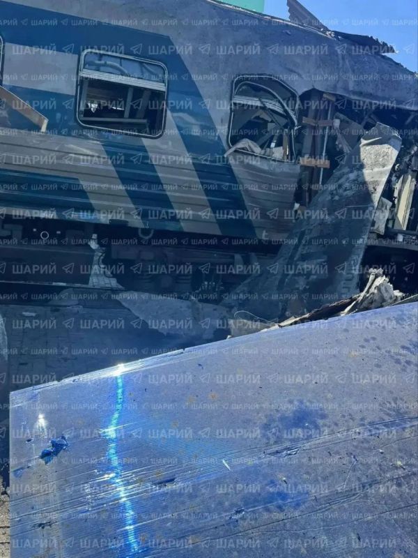 Последствия удара БПЛА по междугородней электричке на ж/д вокзале в Джанкое в Крыму Последствия удара БПЛА по междугородней электричке на ж/д вокзале в Джанкое в Крыму