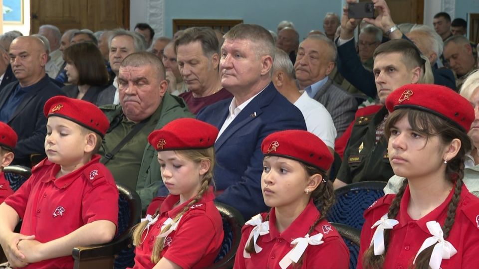 Верные слову офицера. Симферопольскому высшему военно-политическому строительному училищу – 59 лет, а первому выпуску – 55. Те, кто закончили вуз в 1971-м, встретились, чтобы вспомнить годы учёбы и своих преподавателей Верные слову офицера. Симферопольскому высшему военно-политическому строительному училищу – 59 лет, а первому выпуску – 55. Те, кто закончили вуз в 1971-м, встретились, чтобы вспомнить годы учёбы и своих преподавателей