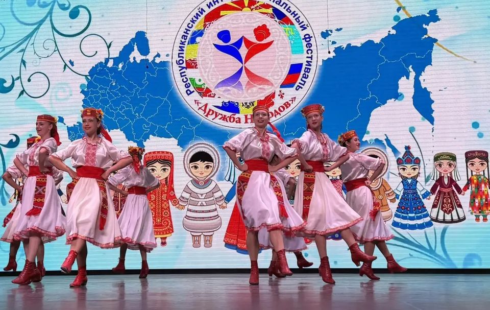 Ансамбль танца «Школьные годы» (руководитель — Светлана Гавюк) принял участие в галаконцерте XVI Республиканского интернационального фестиваля «Дружба народов», посвящённого Году единства народов России Ансамбль танца «Школьные годы» (руководитель — Светлана Гавюк) принял участие в галаконцерте XVI Республиканского интернационального фестиваля «Дружба народов», посвящённого Году единства народов России