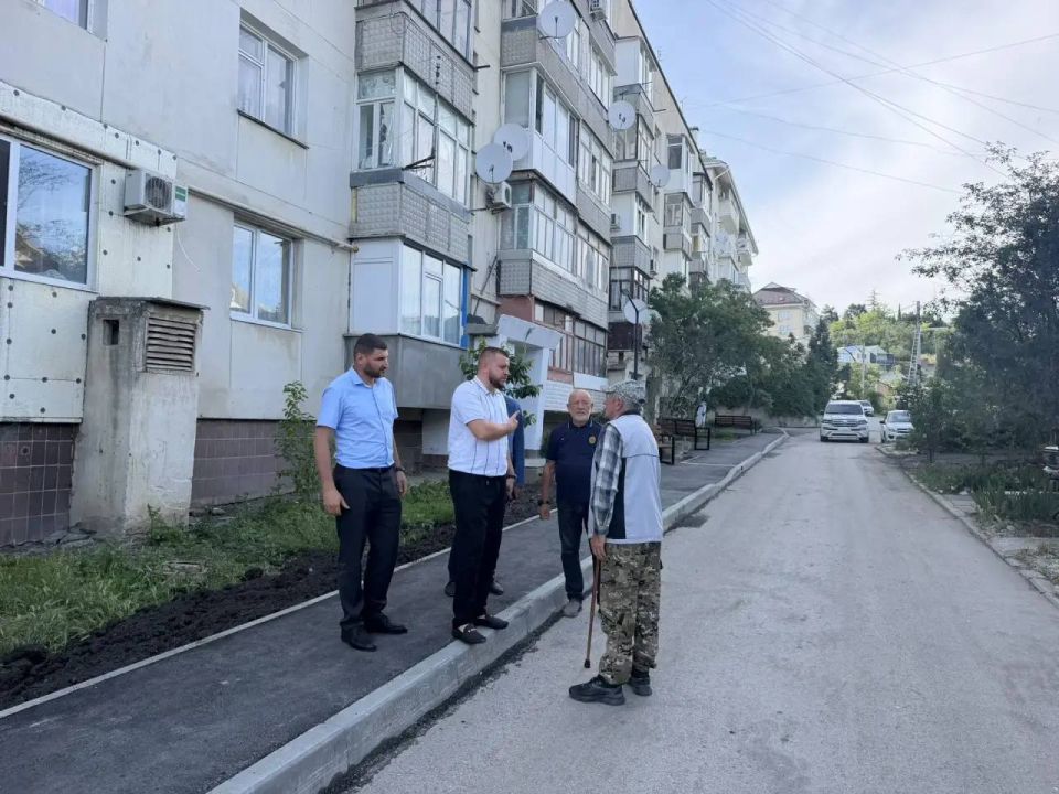 Кирилл Чебышев: В продолжение цикла встреч с жителями многоквартирных домов посетили МКД по ул. Айвазовского, 23 в Судаке Кирилл Чебышев: В продолжение цикла встреч с жителями многоквартирных домов посетили МКД по ул. Айвазовского, 23 в Судаке
