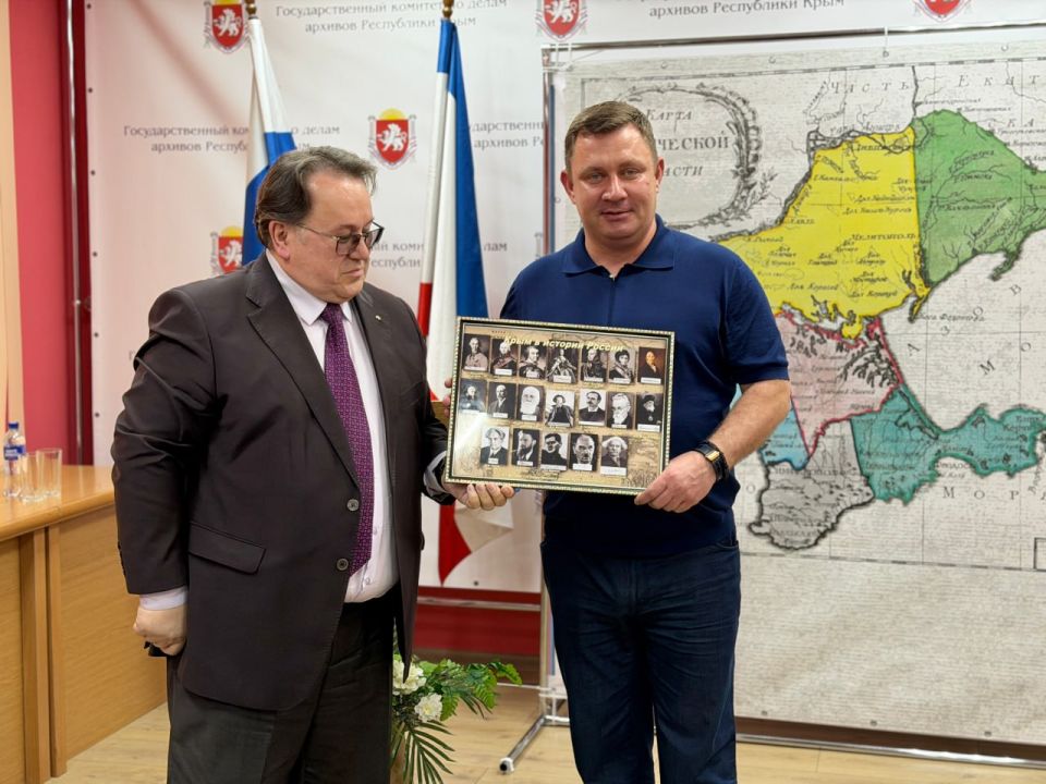 Юрий Нестеренко: В ходе встречи с коллективом Государственного комитета по делам архивов Республики Крым, обсудили большую просветительская работу государственных и муниципальных архивов, в том числе с молодёжью