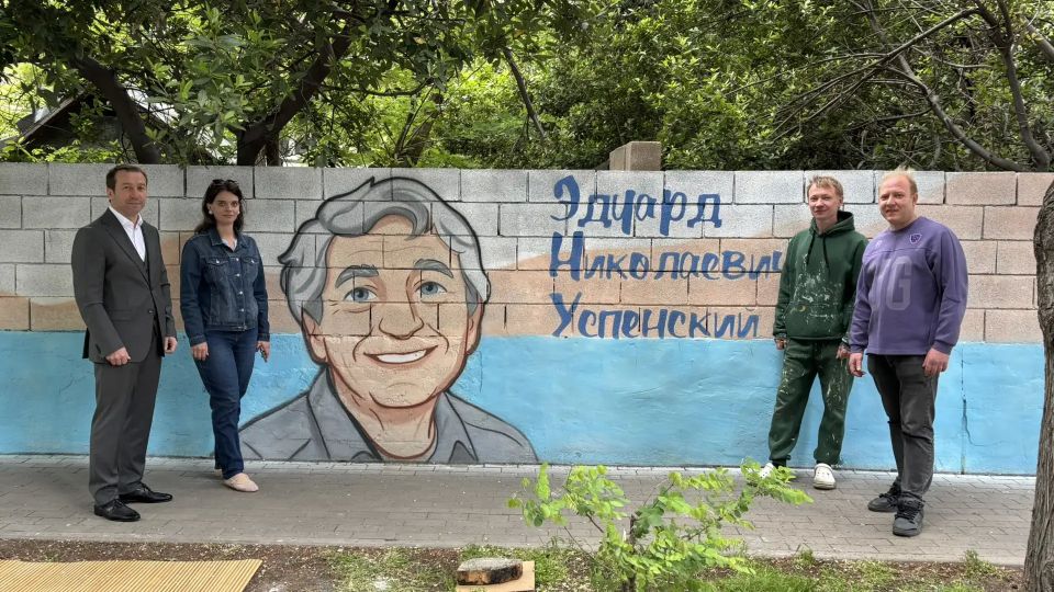 Мурал с героями мультфильма "Чебурашка" появился в Ялте Мурал с героями мультфильма "Чебурашка" появился в Ялте