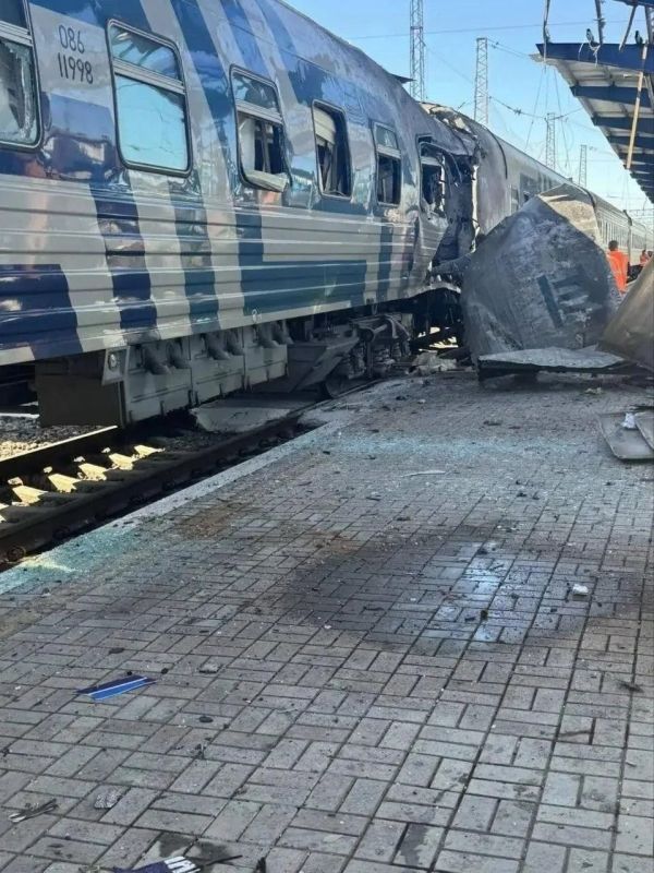 Последствия удара БПЛА по междугородней электричке на ж/д вокзале в Джанкое в Крыму Последствия удара БПЛА по междугородней электричке на ж/д вокзале в Джанкое в Крыму