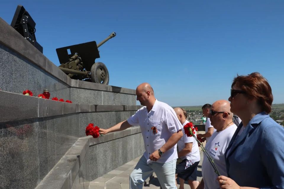 Иван Кошель: Собрались у Обелиска Славы на горе Митридат вместе с участниками фестиваля «Кубок Героев» Иван Кошель: Собрались у Обелиска Славы на горе Митридат вместе с участниками фестиваля «Кубок Героев»