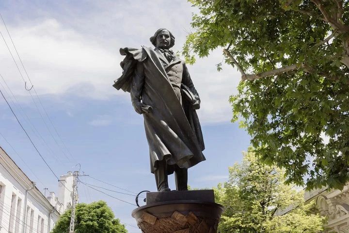 В Симферополе открыли памятник великому русскому писателю Николаю Гоголю В Симферополе открыли памятник великому русскому писателю Николаю Гоголю
