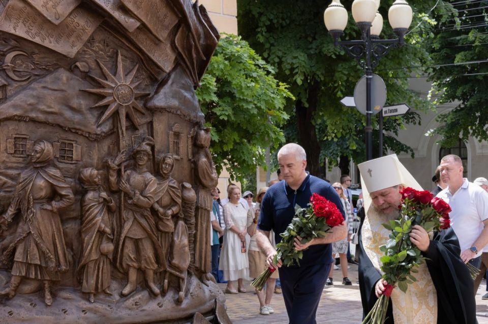 В Симферополе открыли памятник Николаю Гоголю В Симферополе открыли памятник Николаю Гоголю