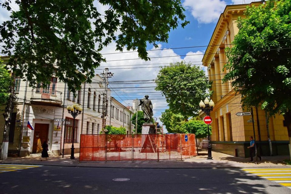 Памятник великому русскому писателю Николаю Гоголю открыли в центре Симферополя