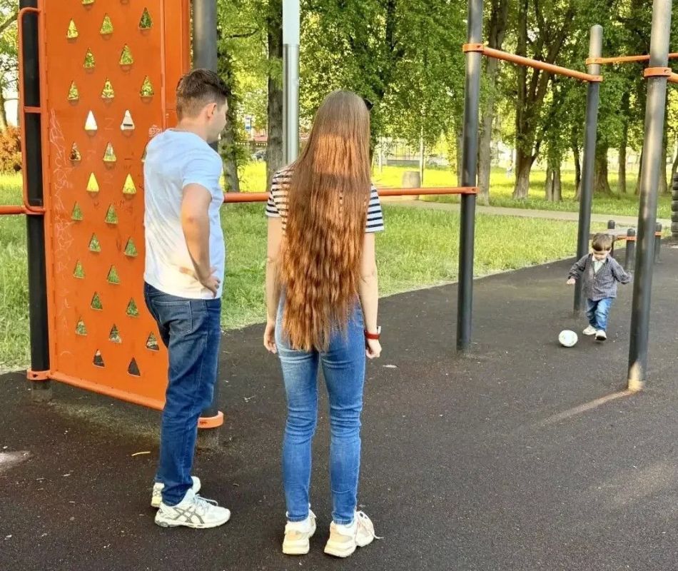 В Керчи семья сотрудника полиции приняла участие в доброй акции «Мама, папа, я – счастливая семья»