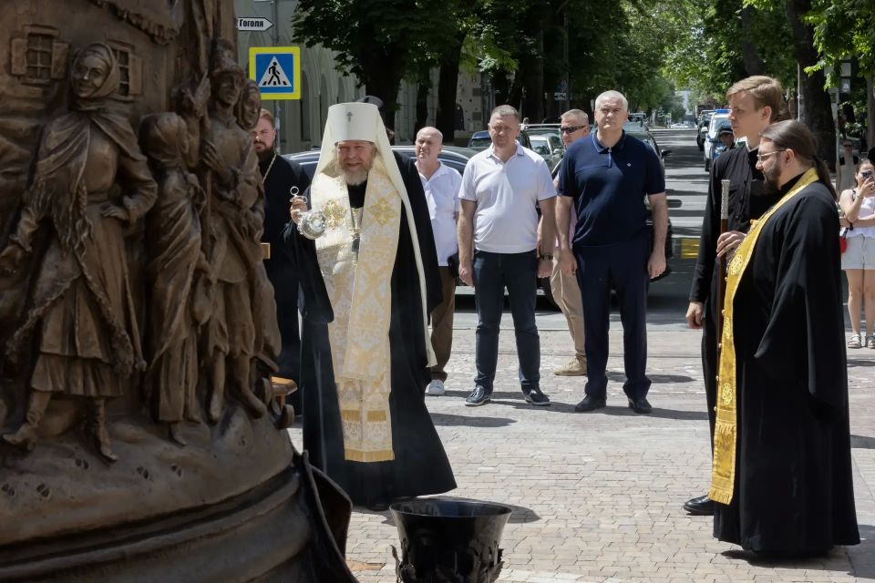 Сергей Аксёнов: Сегодня в центре крымской столицы, на пересечении улиц Гоголя и Пушкина, открыт памятник великому русскому писателю Николаю Васильевичу Гоголю, который посетил Симферополь по пути на лечение в город Саки Сергей Аксёнов: Сегодня в центре крымской столицы, на пересечении улиц Гоголя и Пушкина, открыт памятник великому русскому писателю Николаю Васильевичу Гоголю, который посетил Симферополь по пути на лечение в город Саки