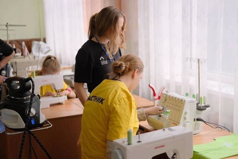 Представьте: вместо пяти лет лекций – два года практики на реальном производстве, диплом и первая зарплата уже в 20 лет