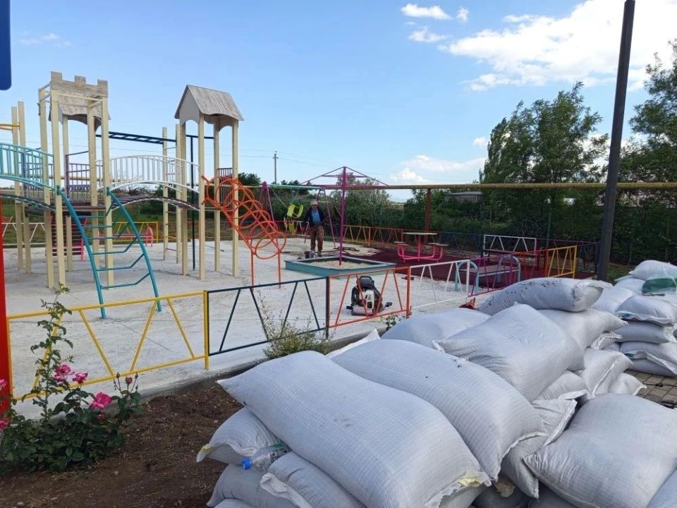 В селе Пчельники Советского района активно ведутся работы по укладке резинового покрытия на детской игровой площадкеУстановка осуществляется в рамках регионального проекта «Детские площадки - детям Крыма» Данный проект...