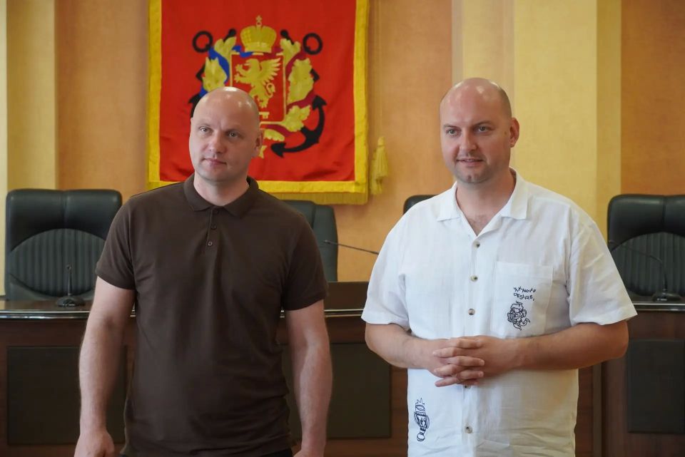 И. о. главы администрации Керчи Иван Кошель вместе с главой муниципального образования Денисом Колесником встретили гостей из города Канаш Чувашской Республики