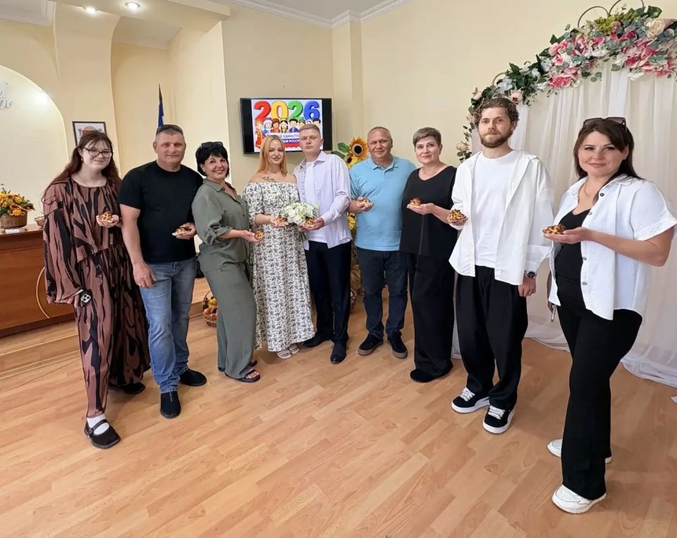 В день открытия свадебного сезона Ленинский районный отдел ЗАГС провел церемонии бракосочетания для Елисея Науменко и Валерии Данильченко, Олега Ковальчук и Ксении Горобец, Павла Слонь и Анастасии Сорокиной по специальным... В день открытия свадебного сезона Ленинский районный отдел ЗАГС провел церемонии бракосочетания для Елисея Науменко и Валерии Данильченко, Олега Ковальчук и Ксении Горобец, Павла Слонь и Анастасии Сорокиной по специальным...