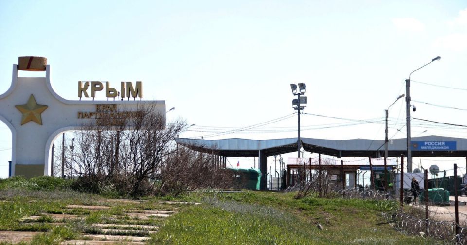 В Крыму остановили движение поездов из-за удара беспилотника по пассажирскому поезду
