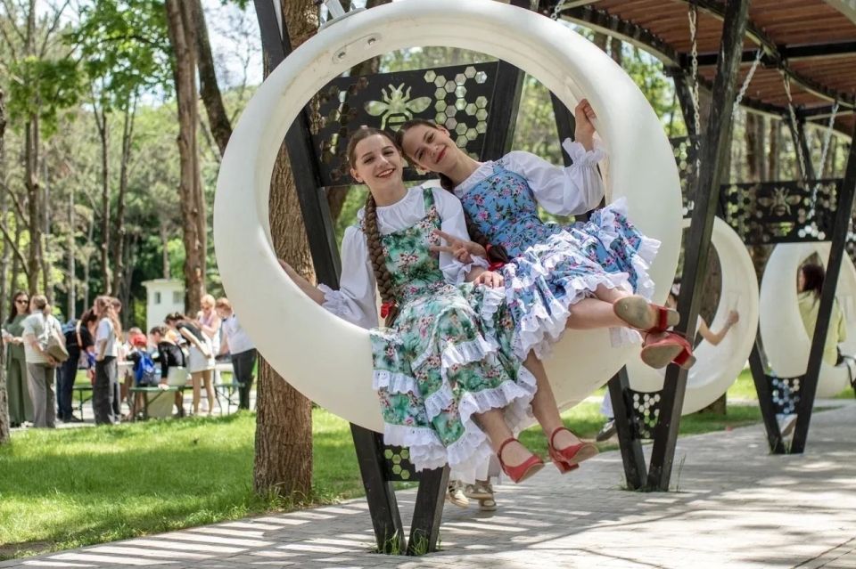 На выходных Симферополь отметил свой 242-ой День рождения! В Детском парке на протяжении всего дня для гостей проходила яркая и насыщенная развлекательная программа На выходных Симферополь отметил свой 242-ой День рождения! В Детском парке на протяжении всего дня для гостей проходила яркая и насыщенная развлекательная программа