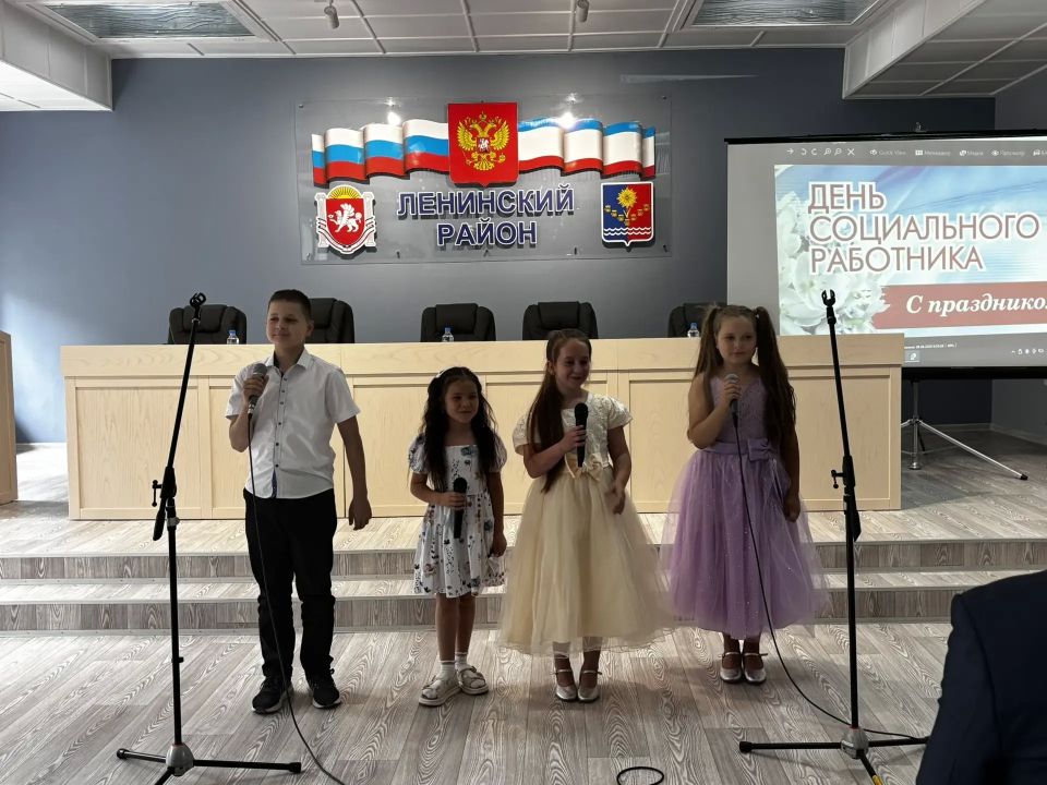 Дорогие друзья! Сегодня мы хотим поделиться с вами атмосферой тепла, уважения и гордости, которая царила на торжественном собрании в зале заседаний Администрации Ленинского района, посвящённом Дню социального работника Дорогие друзья! Сегодня мы хотим поделиться с вами атмосферой тепла, уважения и гордости, которая царила на торжественном собрании в зале заседаний Администрации Ленинского района, посвящённом Дню социального работника