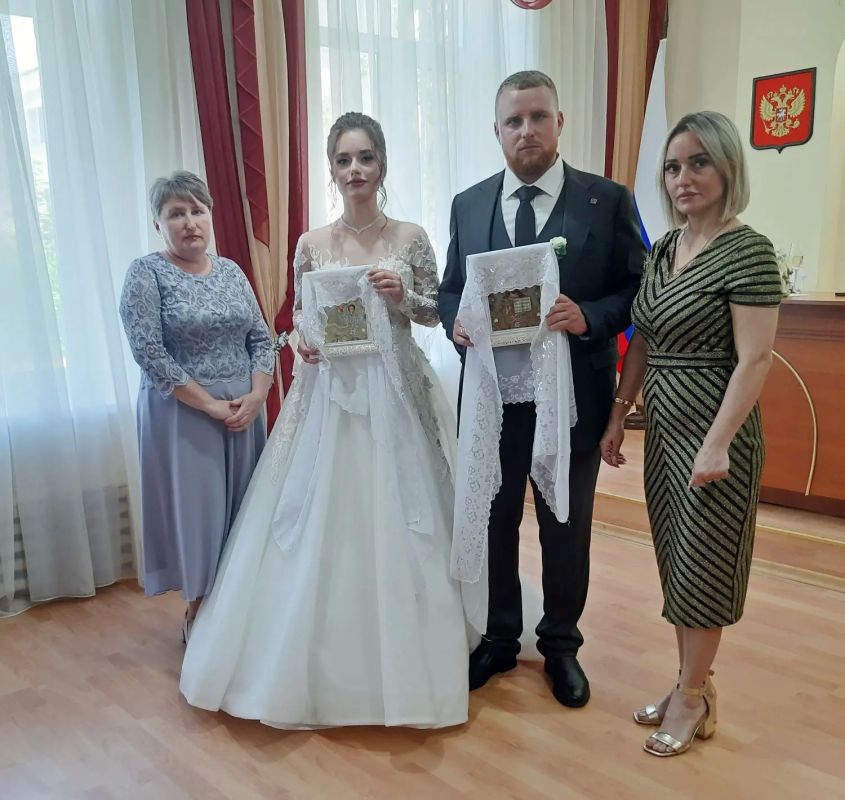 В день открытия свадебного сезона Ленинский районный отдел ЗАГС провел церемонии бракосочетания для Елисея Науменко и Валерии Данильченко, Олега Ковальчук и Ксении Горобец, Павла Слонь и Анастасии Сорокиной по специальным... В день открытия свадебного сезона Ленинский районный отдел ЗАГС провел церемонии бракосочетания для Елисея Науменко и Валерии Данильченко, Олега Ковальчук и Ксении Горобец, Павла Слонь и Анастасии Сорокиной по специальным...