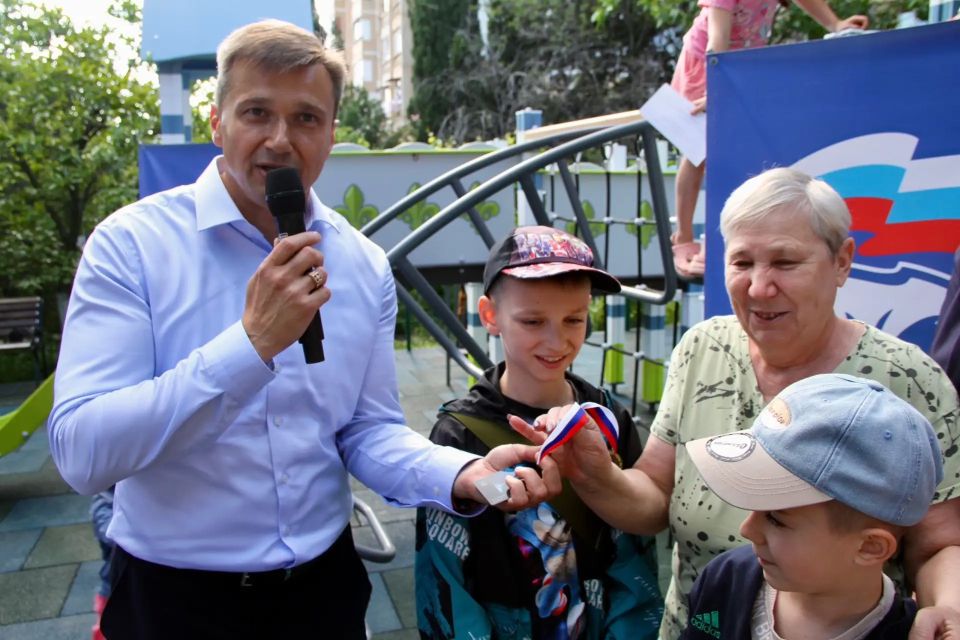 На радость детям Гаспры!. В преддверии Дня России в посёлке открылась новая современная детская площадка На радость детям Гаспры!. В преддверии Дня России в посёлке открылась новая современная детская площадка