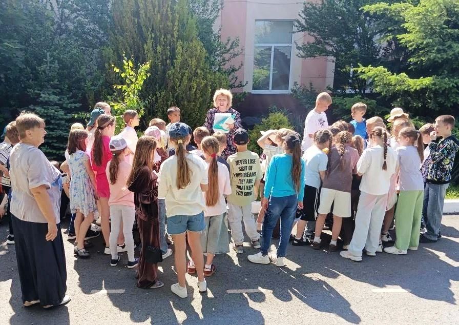 В преддверии празднования Дня России, одного из самых молодых государственных праздников, сотрудники библиотеки-филиала №4 им. М.М. Коцюбинского в рамках проекта «Моя Родина – Крым» организовали для участников дневной... В преддверии празднования Дня России, одного из самых молодых государственных праздников, сотрудники библиотеки-филиала №4 им. М.М. Коцюбинского в рамках проекта «Моя Родина – Крым» организовали для участников дневной...