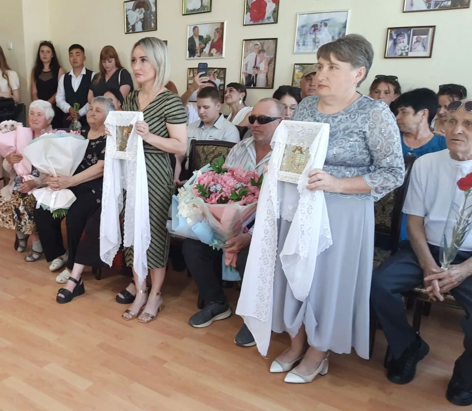 В день открытия свадебного сезона Ленинский районный отдел ЗАГС провел церемонии бракосочетания для Елисея Науменко и Валерии Данильченко, Олега Ковальчук и Ксении Горобец, Павла Слонь и Анастасии Сорокиной по специальным... В день открытия свадебного сезона Ленинский районный отдел ЗАГС провел церемонии бракосочетания для Елисея Науменко и Валерии Данильченко, Олега Ковальчук и Ксении Горобец, Павла Слонь и Анастасии Сорокиной по специальным...