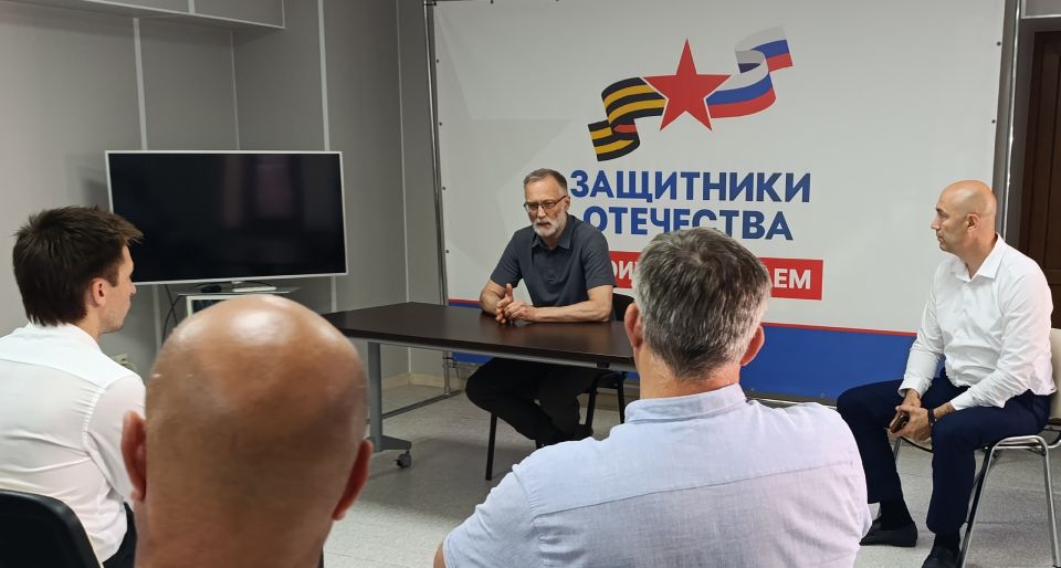 Крымские ветераны спецоперации встретились с известным политологом и телеведущим Сергеем Михеевым Крымские ветераны спецоперации встретились с известным политологом и телеведущим Сергеем Михеевым