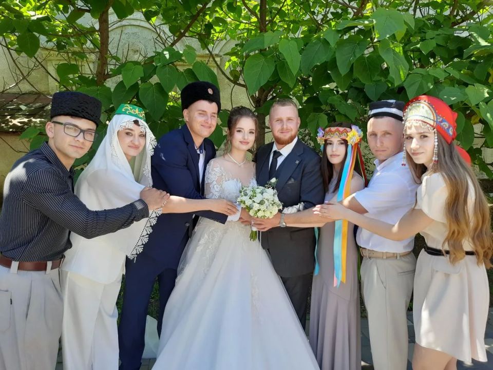 В день открытия свадебного сезона Ленинский районный отдел ЗАГС провел церемонии бракосочетания для Елисея Науменко и Валерии Данильченко, Олега Ковальчук и Ксении Горобец, Павла Слонь и Анастасии Сорокиной по специальным... В день открытия свадебного сезона Ленинский районный отдел ЗАГС провел церемонии бракосочетания для Елисея Науменко и Валерии Данильченко, Олега Ковальчук и Ксении Горобец, Павла Слонь и Анастасии Сорокиной по специальным...