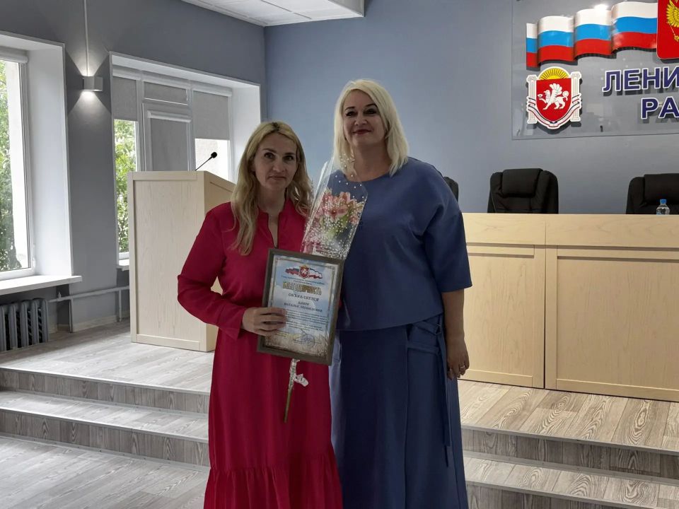 Дорогие друзья! Сегодня мы хотим поделиться с вами атмосферой тепла, уважения и гордости, которая царила на торжественном собрании в зале заседаний Администрации Ленинского района, посвящённом Дню социального работника Дорогие друзья! Сегодня мы хотим поделиться с вами атмосферой тепла, уважения и гордости, которая царила на торжественном собрании в зале заседаний Администрации Ленинского района, посвящённом Дню социального работника