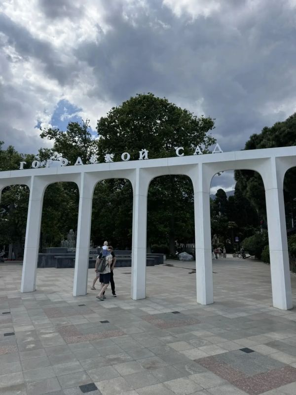 Министр ЖКХ Алексей Кудинов с рабочим визитом посетил г. Ялту, где ознакомился с ходом работ на объектах благоустройства Министр ЖКХ Алексей Кудинов с рабочим визитом посетил г. Ялту, где ознакомился с ходом работ на объектах благоустройства