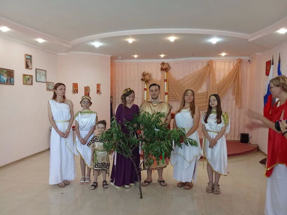 Тысячелетняя история Крыма всегда манила людей разных народов Тысячелетняя история Крыма всегда манила людей разных народов