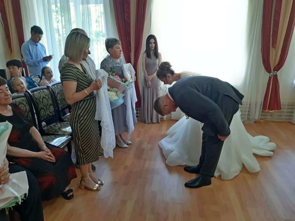 В день открытия свадебного сезона Ленинский районный отдел ЗАГС провел церемонии бракосочетания для Елисея Науменко и Валерии Данильченко, Олега Ковальчук и Ксении Горобец, Павла Слонь и Анастасии Сорокиной по специальным... В день открытия свадебного сезона Ленинский районный отдел ЗАГС провел церемонии бракосочетания для Елисея Науменко и Валерии Данильченко, Олега Ковальчук и Ксении Горобец, Павла Слонь и Анастасии Сорокиной по специальным...