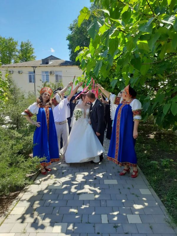 В день открытия свадебного сезона Ленинский районный отдел ЗАГС провел церемонии бракосочетания для Елисея Науменко и Валерии Данильченко, Олега Ковальчук и Ксении Горобец, Павла Слонь и Анастасии Сорокиной по специальным... В день открытия свадебного сезона Ленинский районный отдел ЗАГС провел церемонии бракосочетания для Елисея Науменко и Валерии Данильченко, Олега Ковальчук и Ксении Горобец, Павла Слонь и Анастасии Сорокиной по специальным...