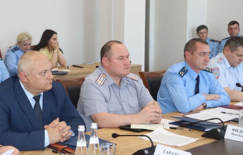 Под председательством прокурора Республики Крым Олега Камшилова состоялось координационное совещание руководителей правоохранительных органов региона, на котором обсуждена эффективность работы правоохранительных органов по... Под председательством прокурора Республики Крым Олега Камшилова состоялось координационное совещание руководителей правоохранительных органов региона, на котором обсуждена эффективность работы правоохранительных органов по...