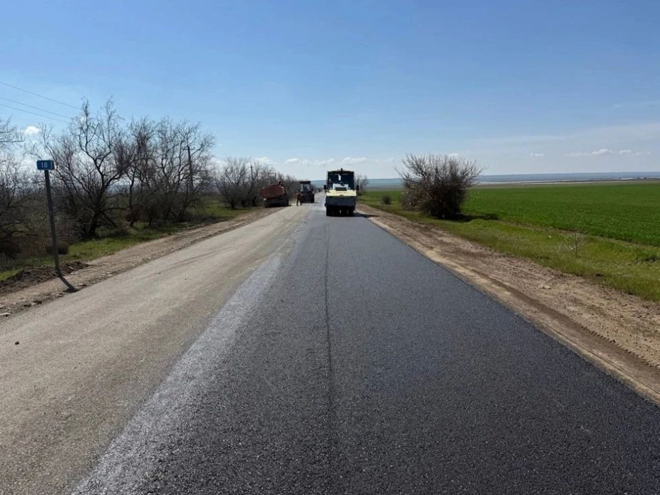 В Крыму продолжается ремонт дороги Черноморское — Евпатория — Артёмовка
