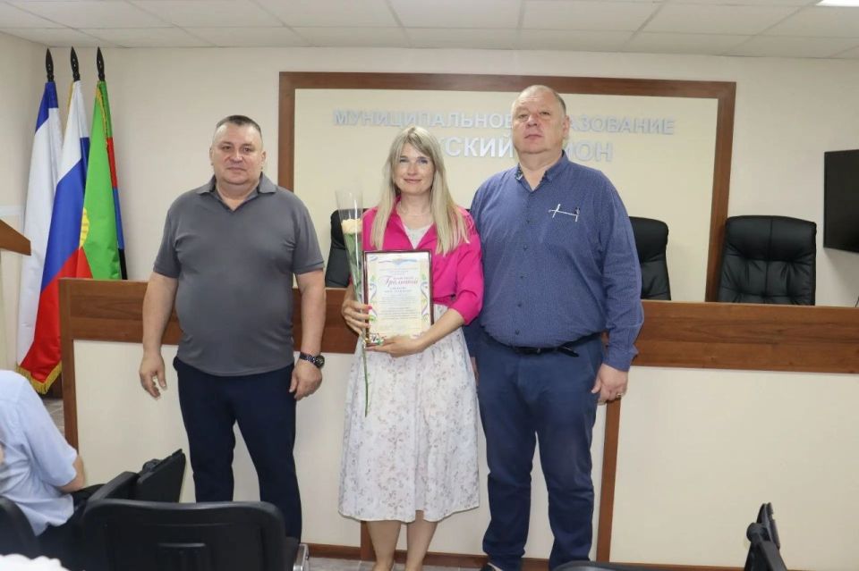 Новая трудовая неделя. Провели с председателем Сакского районного совета Михаилом Слободяником аппаратное совещание с начальниками структурных подразделений администрации, руководителями предприятий, учреждений района Новая трудовая неделя. Провели с председателем Сакского районного совета Михаилом Слободяником аппаратное совещание с начальниками структурных подразделений администрации, руководителями предприятий, учреждений района