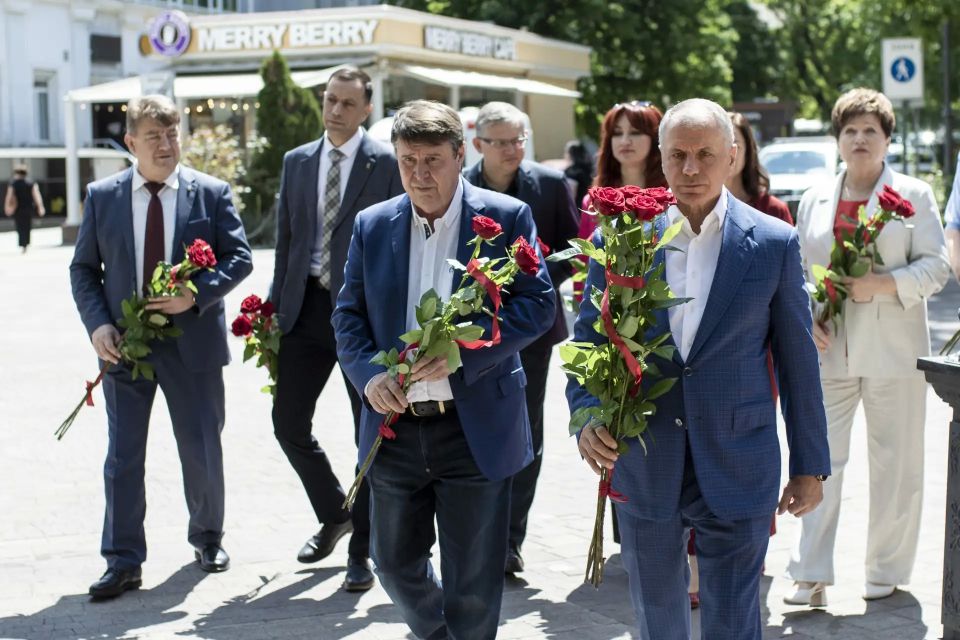 Сегодня в крымской столице в рамках XIX Международного фестиваля «Великое русское слово» по многолетней традиции состоялось возложение цветов к памятнику Александру Сергеевичу Пушкину Сегодня в крымской столице в рамках XIX Международного фестиваля «Великое русское слово» по многолетней традиции состоялось возложение цветов к памятнику Александру Сергеевичу Пушкину